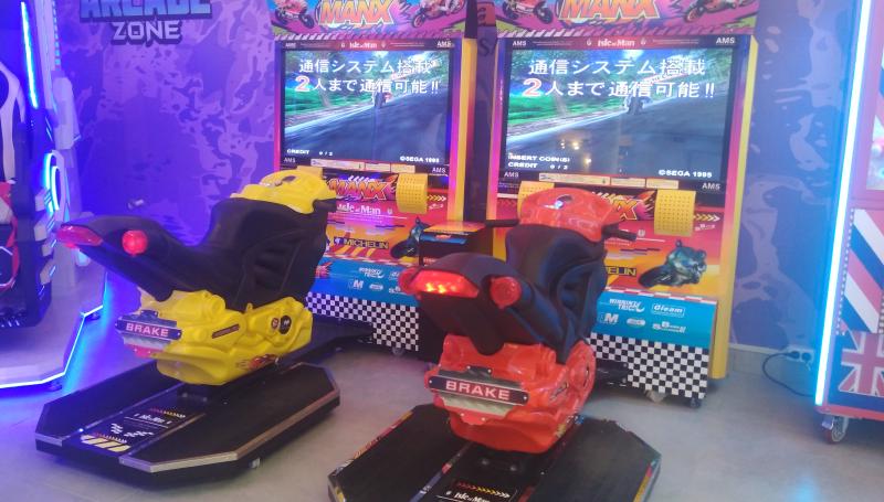 Dos máquinas de moto con gabinetes y pantallas modernas, pero el juego en sí parece bastante viejo