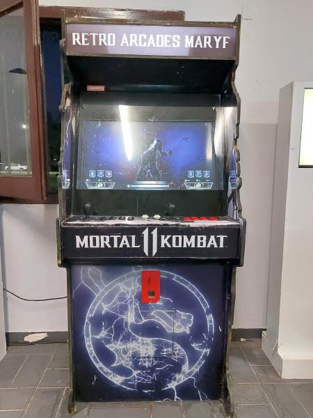 Mortal Kombat 11 en gabinete hecho a medida