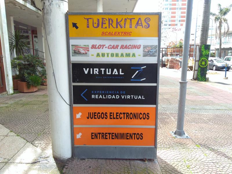 El nuevo cartel en la vereda, aunque un poco desactualizado porque en el piso de abajo no queda nada en funcionamiento