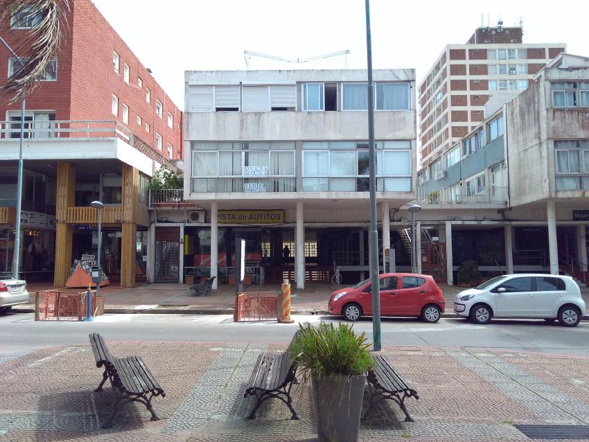 Fachada de la galería Pan de Azúcar sobre calle Gorlero